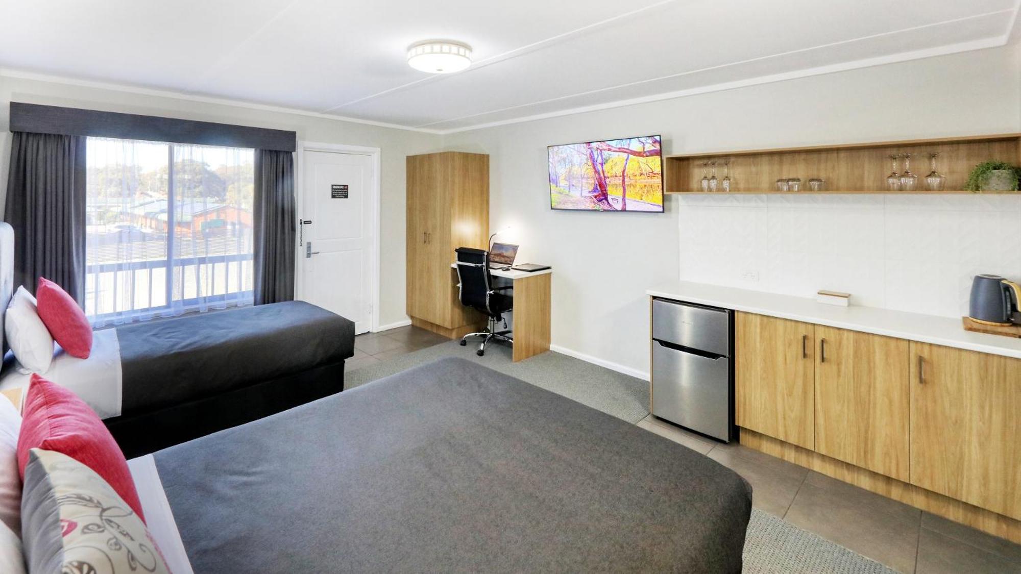 Deniliquin Motel Bagian luar foto