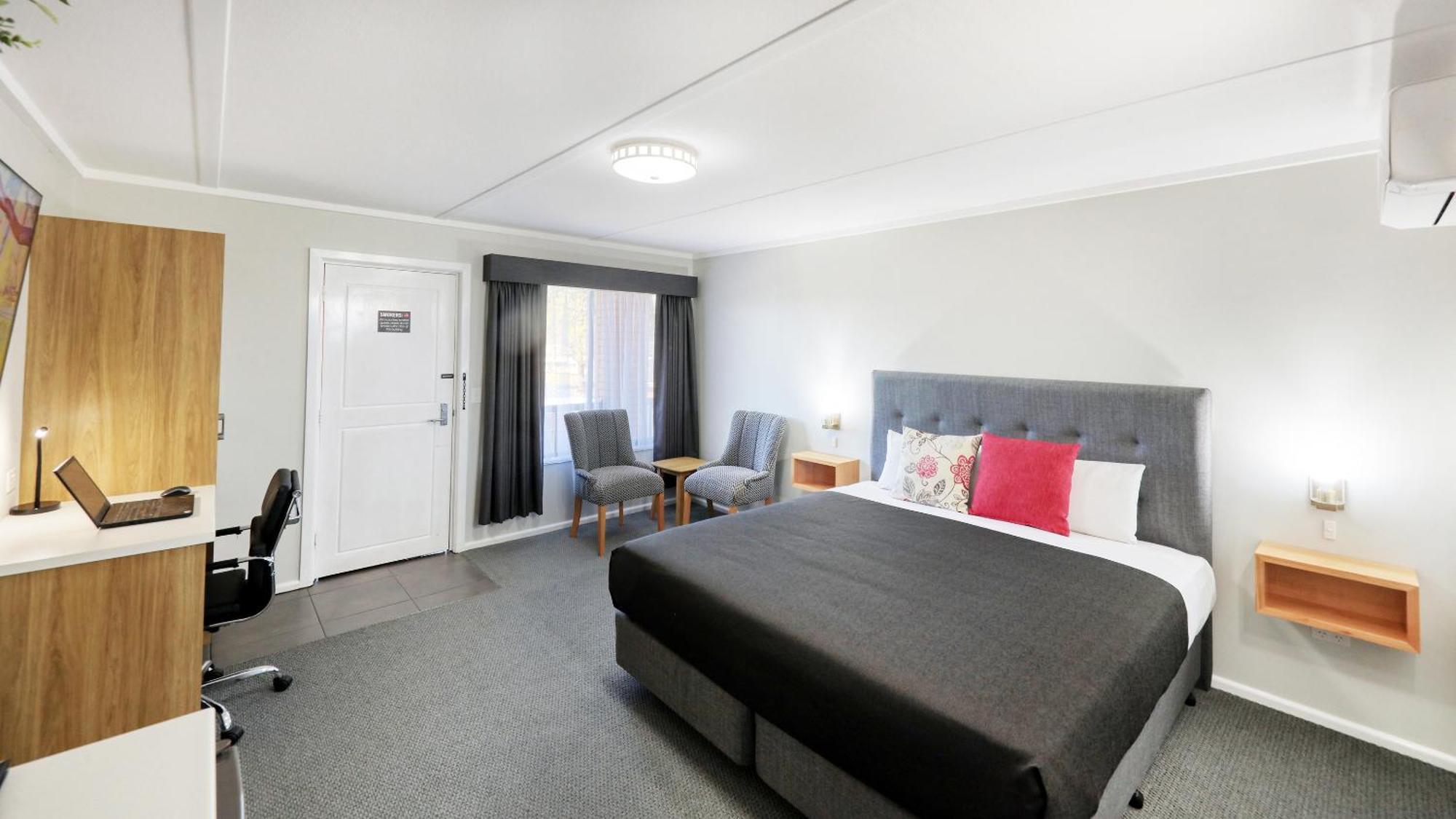 Deniliquin Motel Bagian luar foto