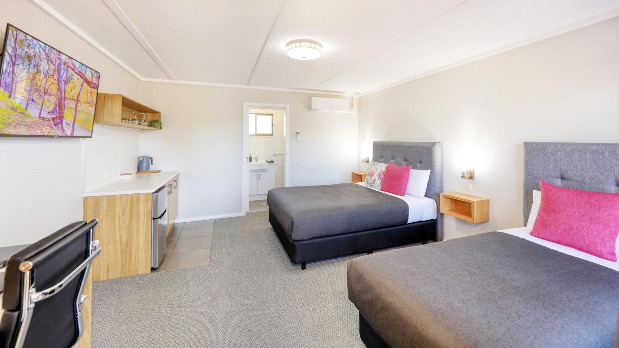 Deniliquin Motel Bagian luar foto