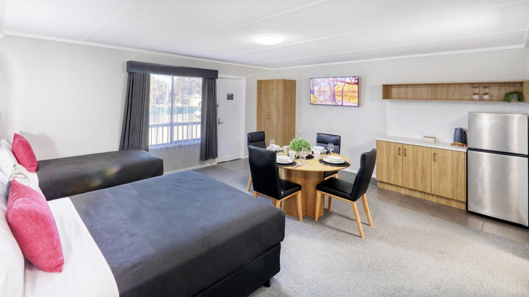 Deniliquin Motel Bagian luar foto